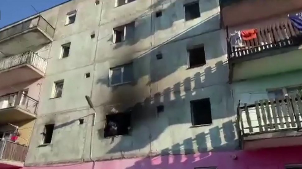 Explozie puternică urmată de incendiu la un bloc din judeţul Satu Mare. Opt oameni au ajuns la spital