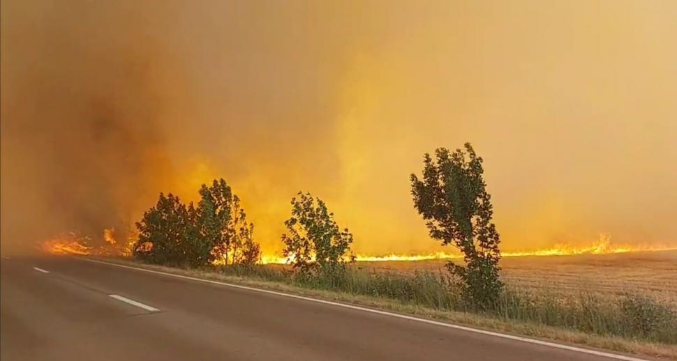 Atenție șoferi! Incendiu devastator în Teleorman. Circulație oprită pe DN 6 | Infotrafic: ”Vizibilitatea este afectată” 779623