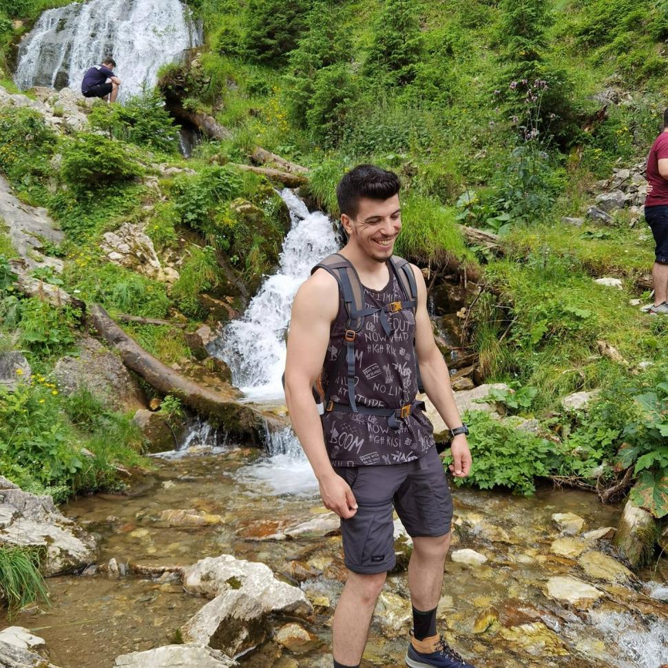 Tânărul care a murit în vacanţă în Grecia, condus pe ultimul drum | Ritual de nuntă la înmormântarea lui Radu Dinu 779596