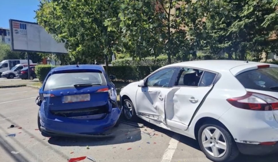 O șoferiță de 19 ani a distrus patru mașini parcate în Baia Mare. Ce a făcut-o să se sperie și să intre pe contrasens