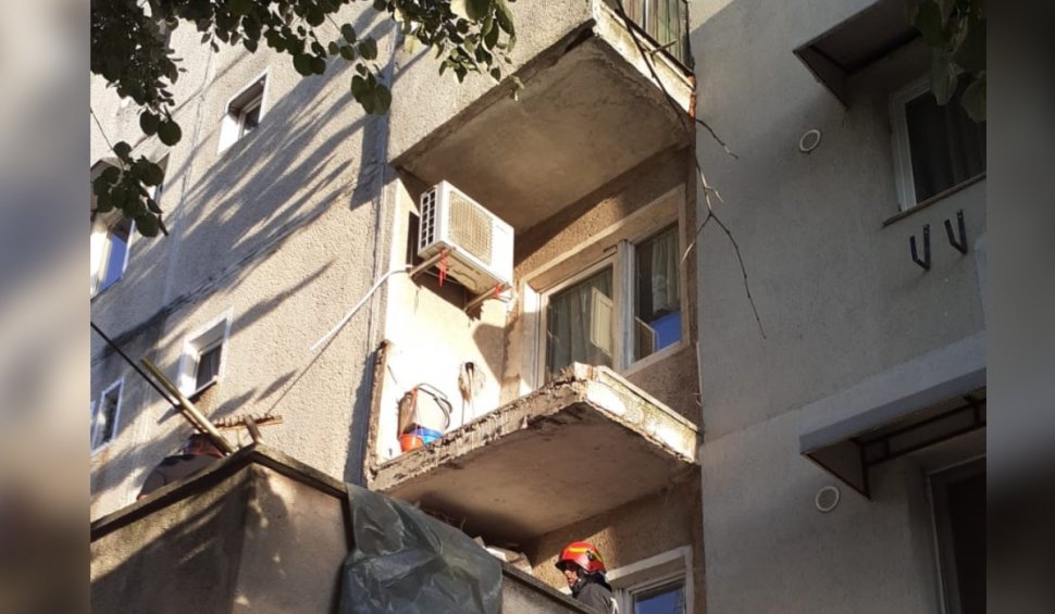 Femeie rănită după ce un balcon s-a desprins la un bloc din Drobeta Turnu Severin