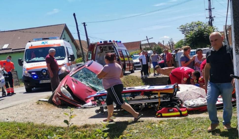 Trei oameni, care stăteau pe un podeţ în faţa unei case, spulberaţi de o maşină, într-un accident în Nocrich, Sibiu