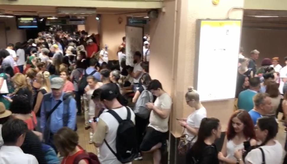 Alertă la metrou! Stațiile sunt pline până la refuz, în plină caniculă și prag de val 6 al pandemiei  779969
