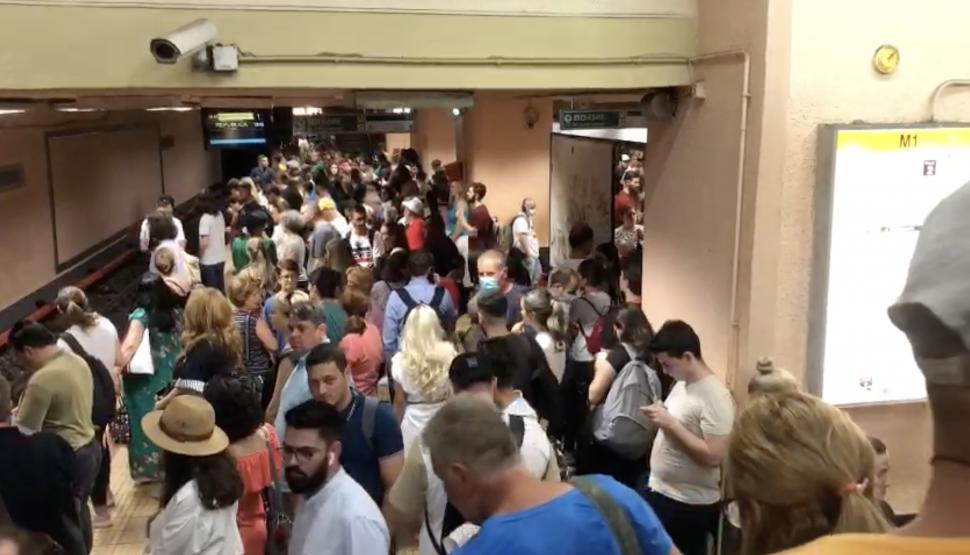 Alertă la metrou! Stațiile sunt pline până la refuz, în plină caniculă și prag de val 6 al pandemiei  779970