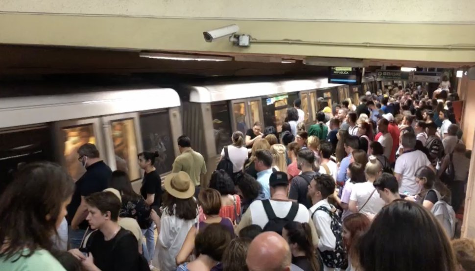 Alertă la metrou! Stațiile sunt pline până la refuz, în plină caniculă și prag de val 6 al pandemiei 