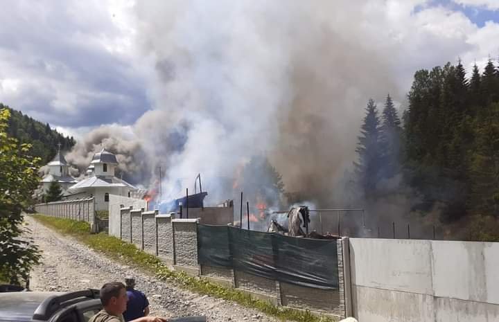 Incendiu puternic în județul Neamț! Arde Mănăstirea Tărcuța din comuna Tarcău