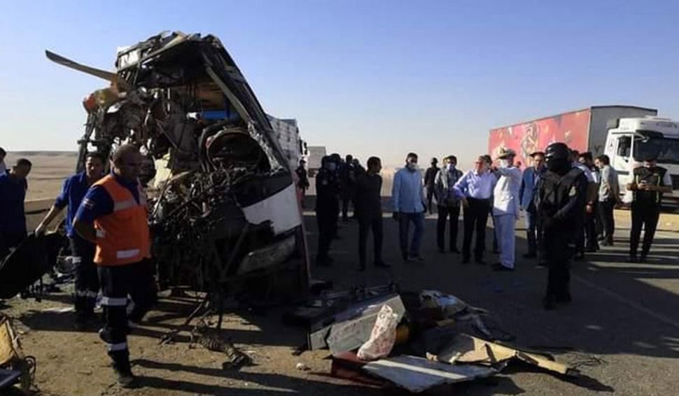 Măcel pe autostradă: peste 20 de morți și zeci de răniți după ce un autobuz a intrat într-un camion, în Egipt