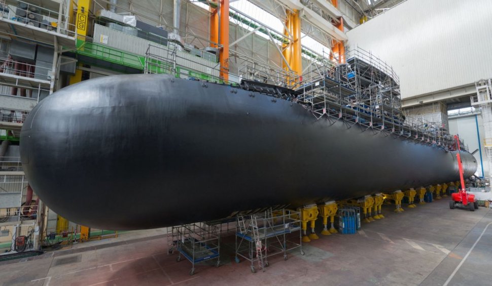 România va cumpăra submarine şi elicoptere militare din Franţa