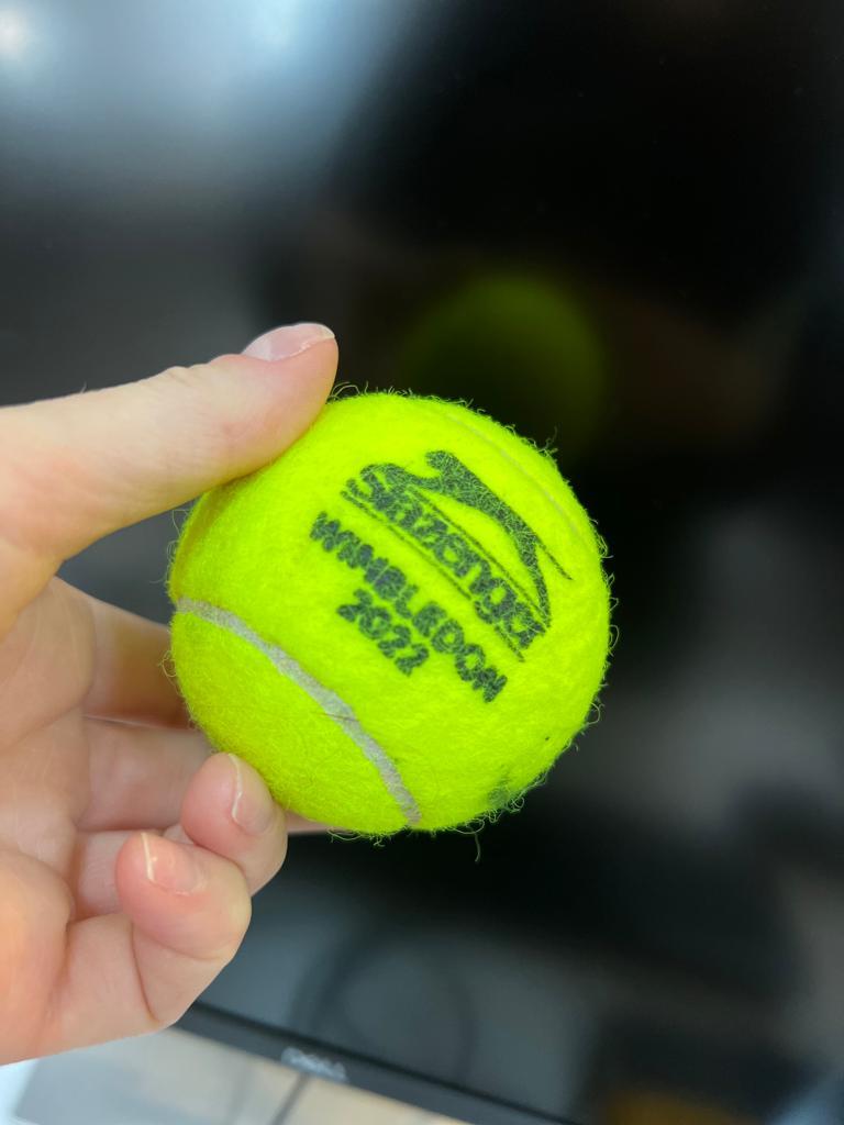 Tenismena Alexia Ioana Tatu, cadou pentru Antena 3: una dintre mingile pe care le-a folosit la Wimbledon 780113