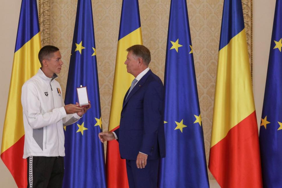 Campionul David Popovici, decorat de preşedintele Klaus Iohannis: "O conduită morală de excepţie, disciplină, maturitate şi modestie" 780205