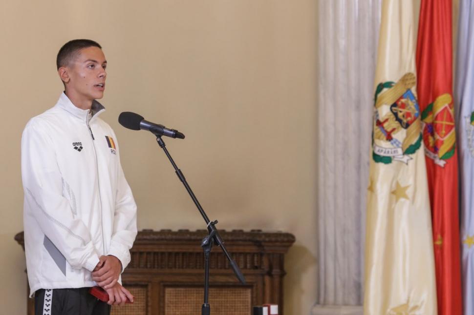 Campionul David Popovici, decorat de preşedintele Klaus Iohannis: "O conduită morală de excepţie, disciplină, maturitate şi modestie" 780206