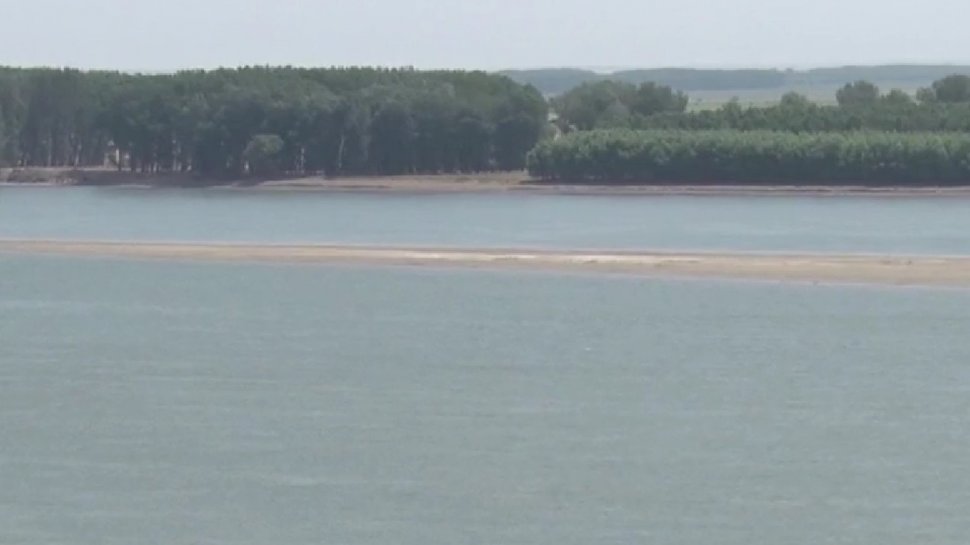 Imagini uluitoare: O insulă a apărut pe Dunăre din cauza secetei!