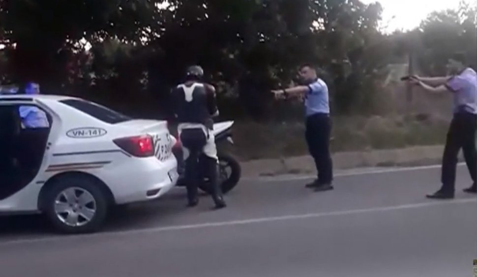 Ce le-a spus un motociclist agenţilor după ce a fost oprit cu arma pe DN 2D, din Vrancea