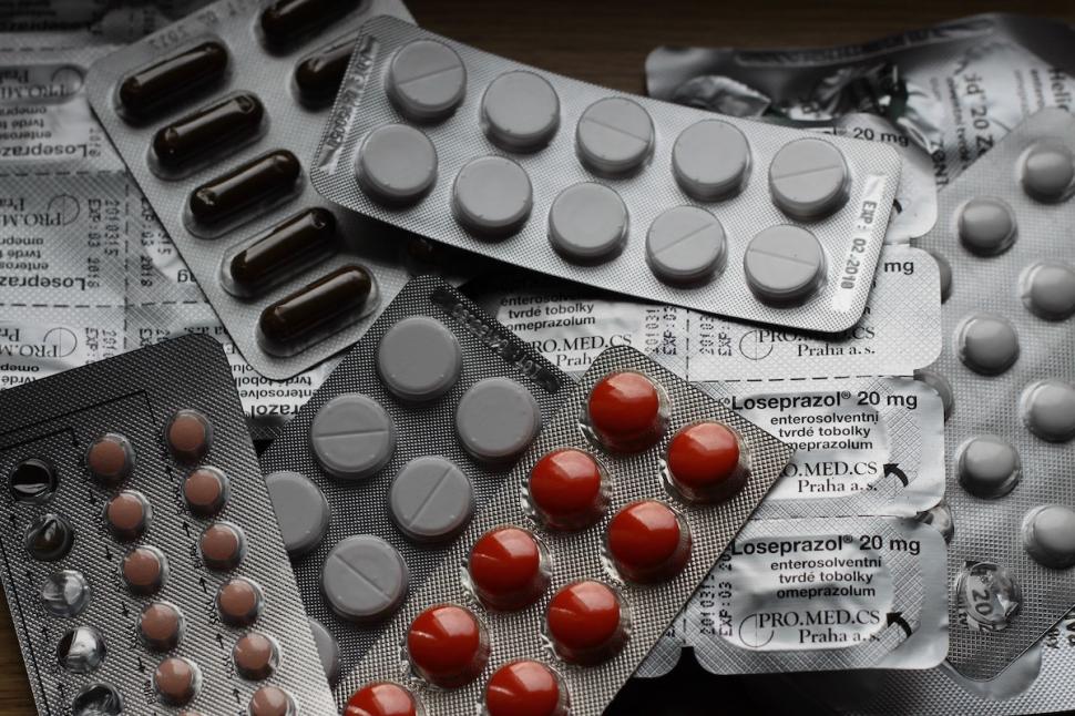 Criză de medicamente pe piața românească | Avertismentul farmaciştilor