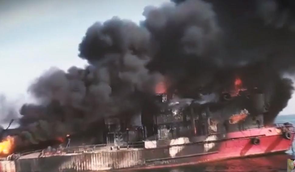 Trei barje încărcate cu cărbune au luat foc | Situaţie critică pe Dunăre, în zona portului Giurgiu 780343