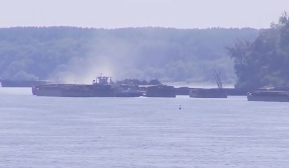 Trei barje încărcate cu cărbune au luat foc | Situaţie critică pe Dunăre, în zona portului Giurgiu