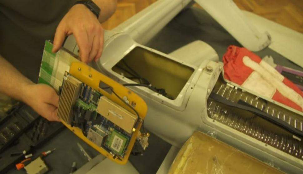 Cum arată pe dinăuntru o dronă militară rusească ORLAN. Surpriza ucrainenilor, după ce au demontat aparatul 780464