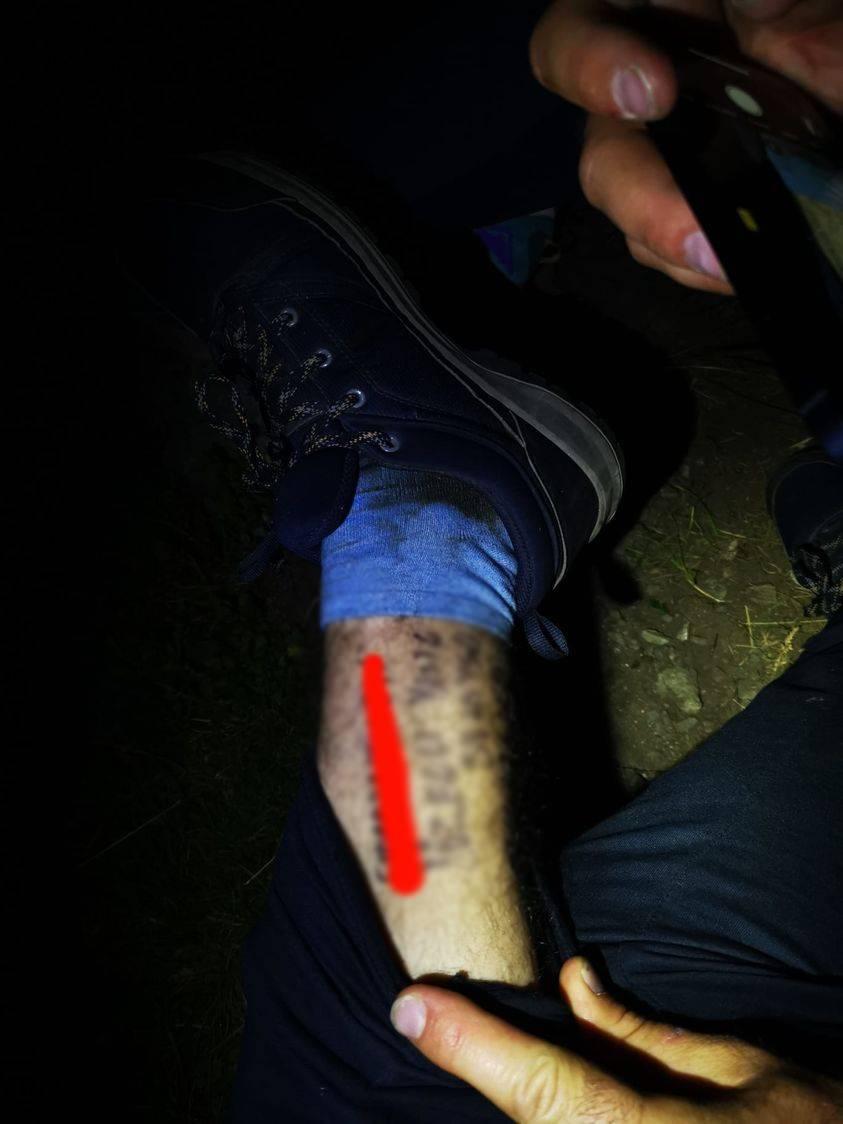 Gestul disperat al unui turist abandonat de prieteni pe munte: Şi-a scris CNP-ul și numele pe picior, convins că va muri | Salvamont: "Vă rog, nu vă mai puneți viețile în pericol!"  780609