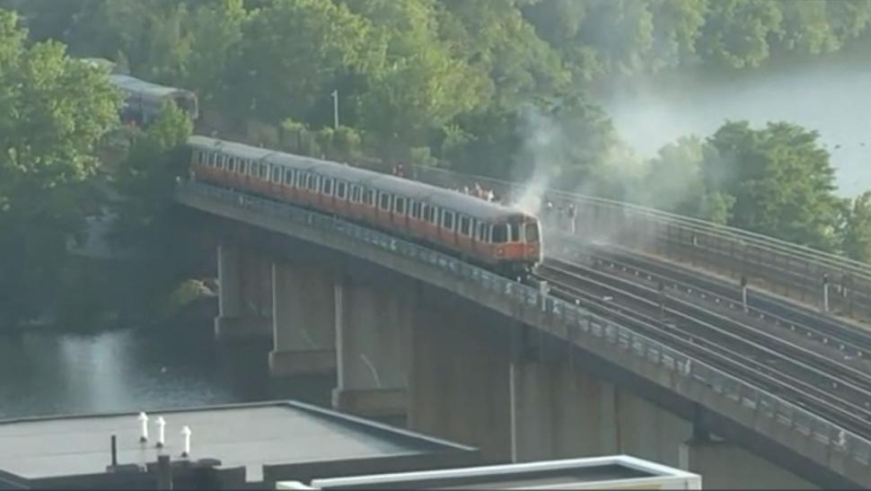 Scene dramatice după ce un tren a luat foc: pasagerii au ieșit pe geamuri iar o femeie s-a aruncat într-un râu, în SUA 780611