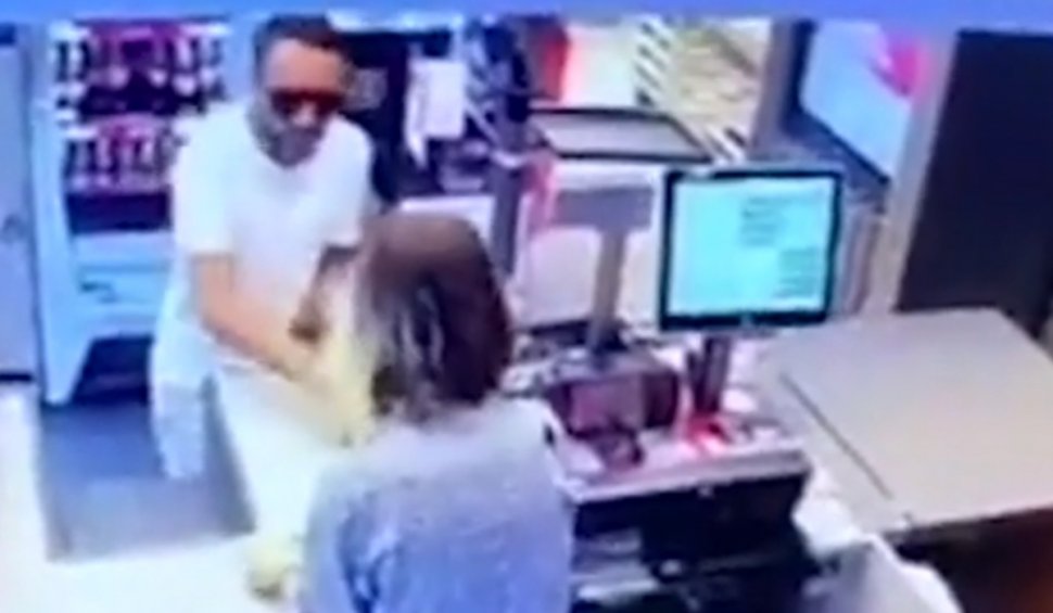 Bărbat filmat în timp ce înşela un casier la un supermarket din Oradea | Ce metodă a folosit