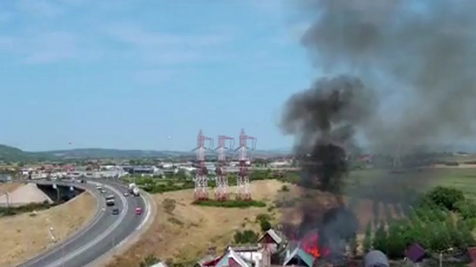 Flăcări uriaşe în municipiul Oradea. Pompierii au avut o intervenţie contracronometru