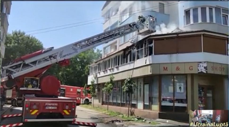 Un bloc din Slatina a fost cuprins de flăcări | Locatarii au fost evacuaţi cu scara 780819