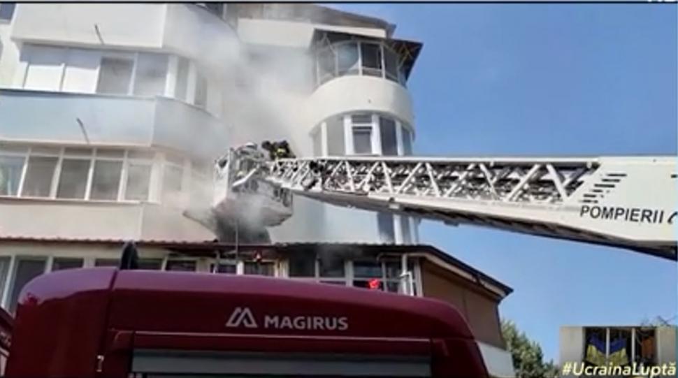 Un bloc din Slatina a fost cuprins de flăcări | Locatarii au fost evacuaţi cu scara 780820