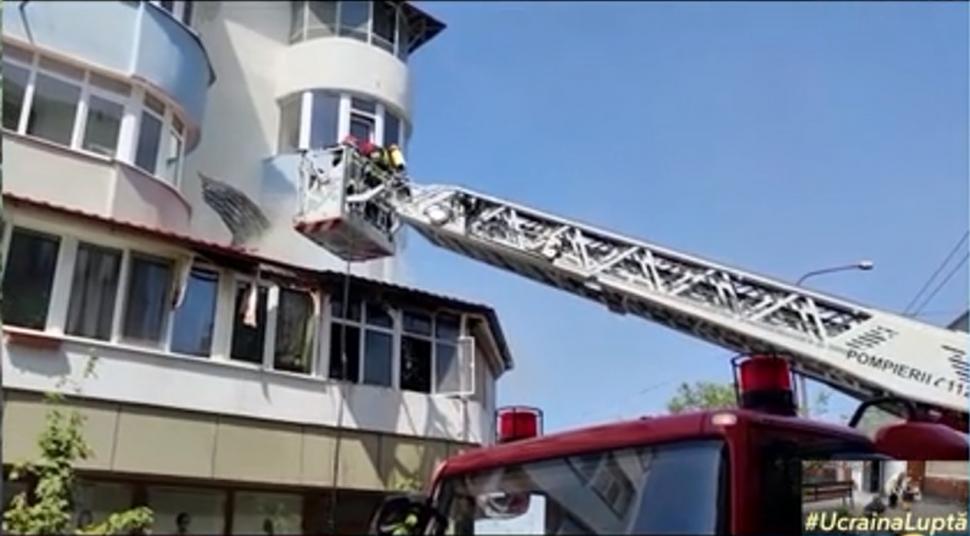 Un bloc din Slatina a fost cuprins de flăcări | Locatarii au fost evacuaţi cu scara 780821