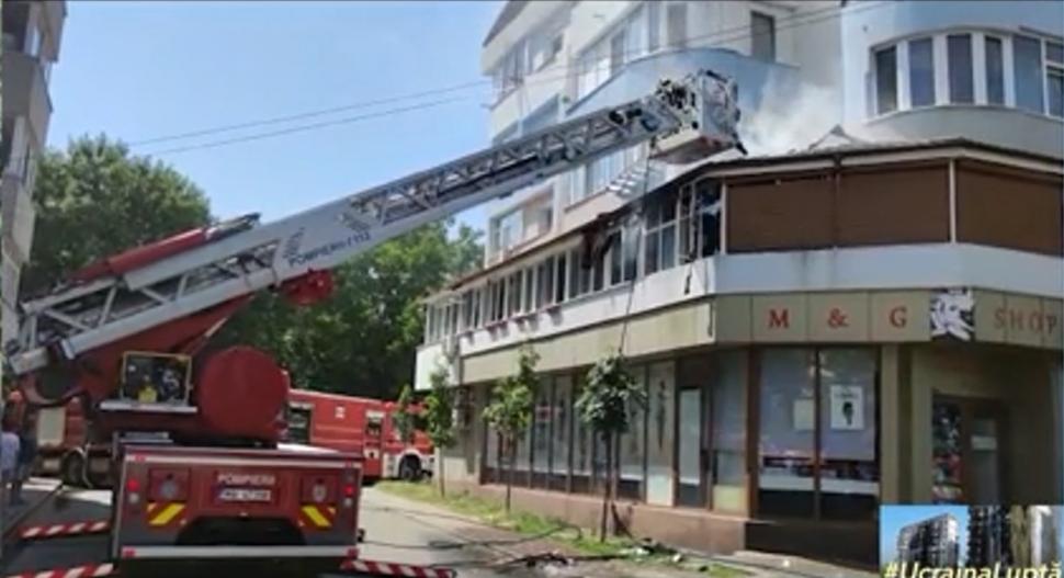 Un bloc din Slatina a fost cuprins de flăcări | Locatarii au fost evacuaţi cu scara 780822