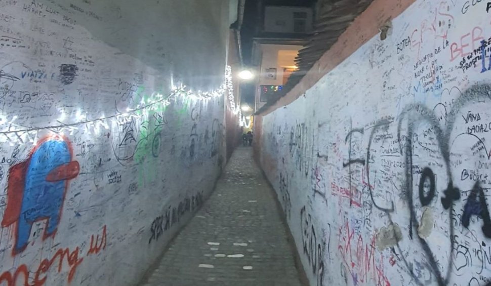 Strada Sforii din Brașov, distrusă | Cea mai îngustă stradă din Europa este mâzgălită cu graffiti