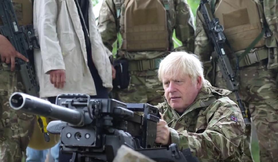 Boris Johnson a pus mâna pe armă, alături de militarii ucraineni 780899