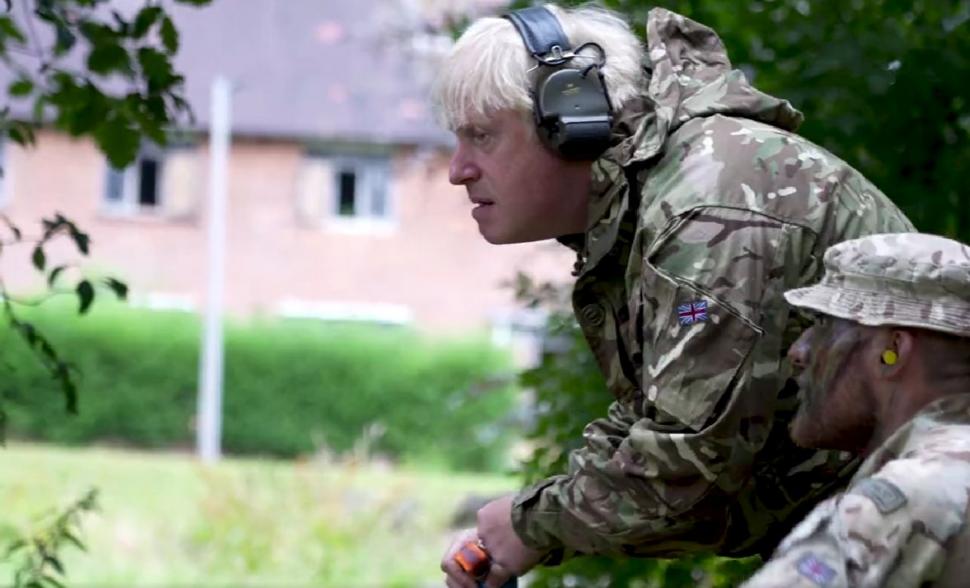 Boris Johnson a pus mâna pe armă, alături de militarii ucraineni 780900