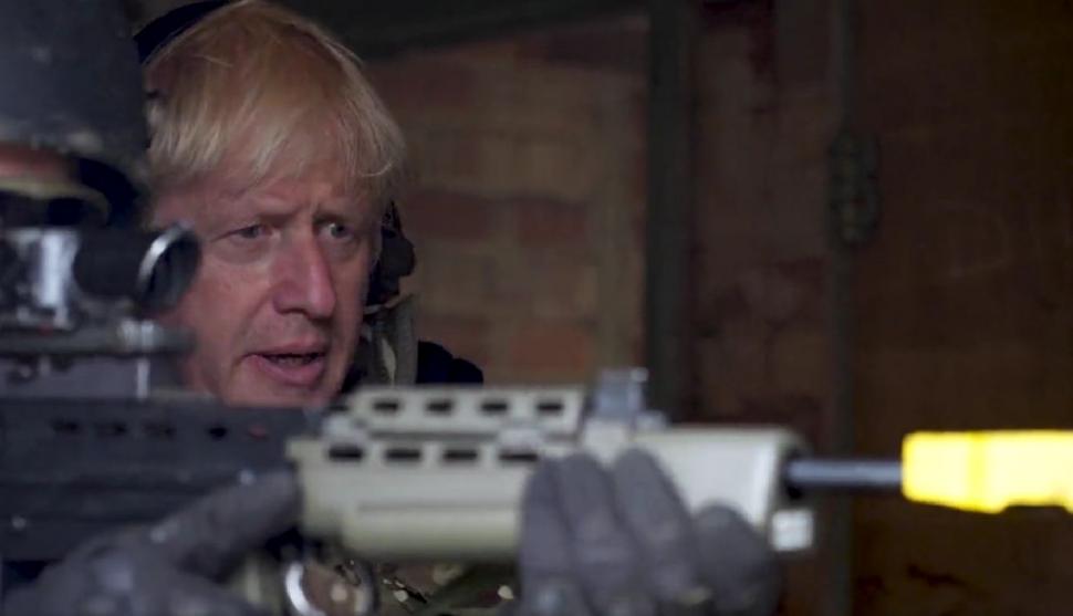 Boris Johnson a pus mâna pe armă, alături de militarii ucraineni 780901