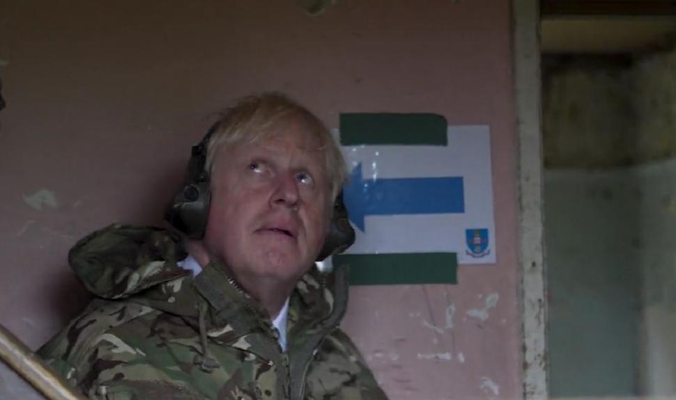 Boris Johnson a pus mâna pe armă, alături de militarii ucraineni 780902