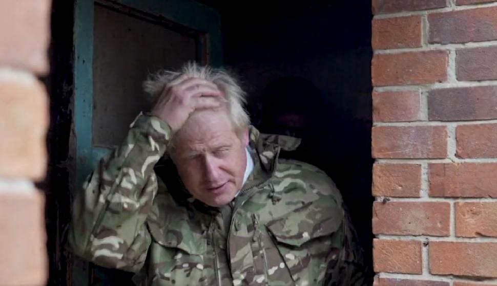 Boris Johnson a pus mâna pe armă, alături de militarii ucraineni 780903