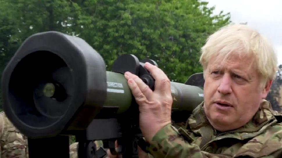 Boris Johnson a pus mâna pe armă, alături de militarii ucraineni 780904
