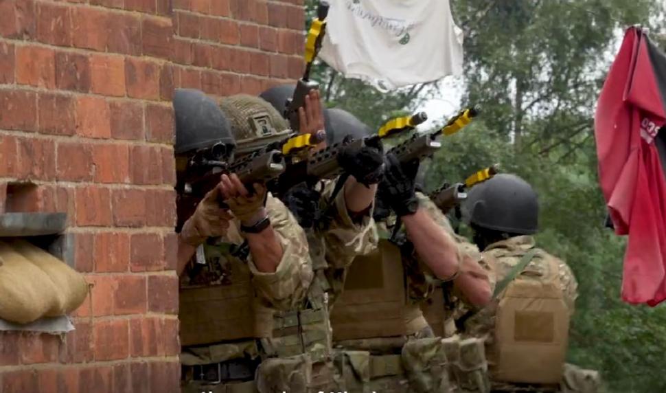 Boris Johnson a pus mâna pe armă, alături de militarii ucraineni 780905