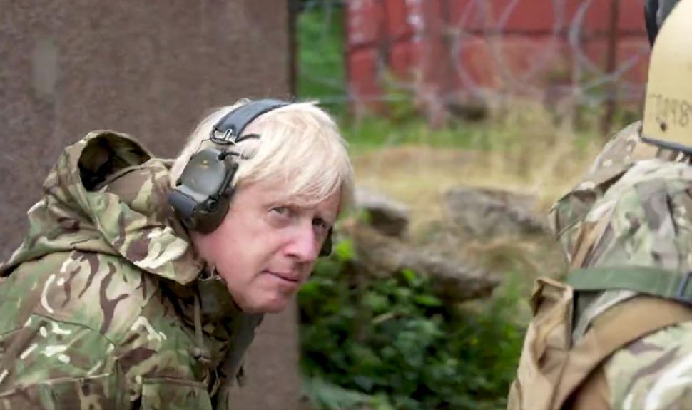 Boris Johnson a pus mâna pe armă, alături de militarii ucraineni 780906