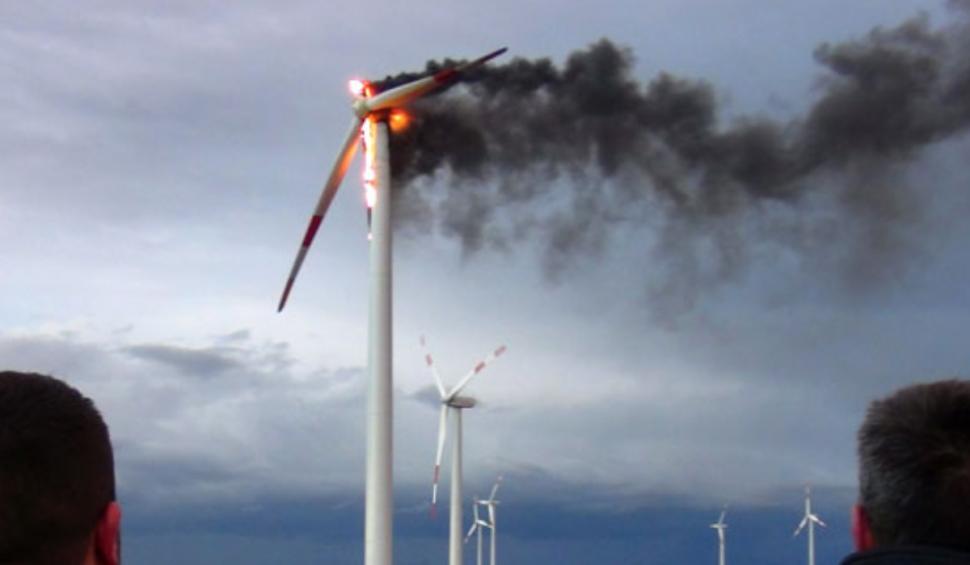 O turbină eoliană a luat foc după ce a fost lovită de fulger, în Texas