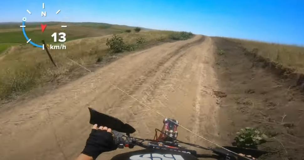 Un motociclist s-a ales cu răni la gât după ce a intrat într-o sârmă pusă pe un câmp din Cluj: "Dacă aveam viteză eram mort" 781169