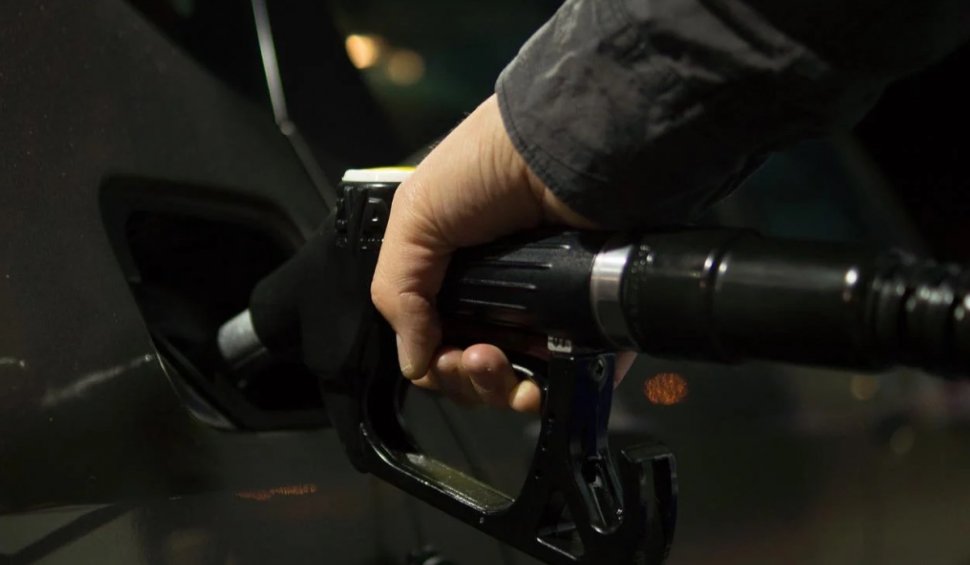 Prețul benzinei și al motorinei în România, astăzi, 25 iulie 2022 | Costul carburanților continuă să scadă
