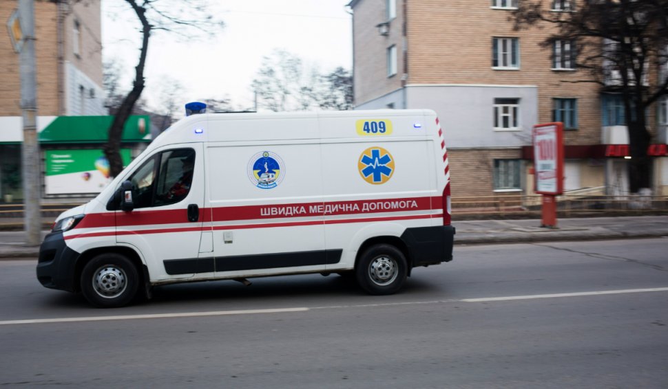 Un rus aflat în drum spre psihiatrie a spart geamul ambulanței și a fugit