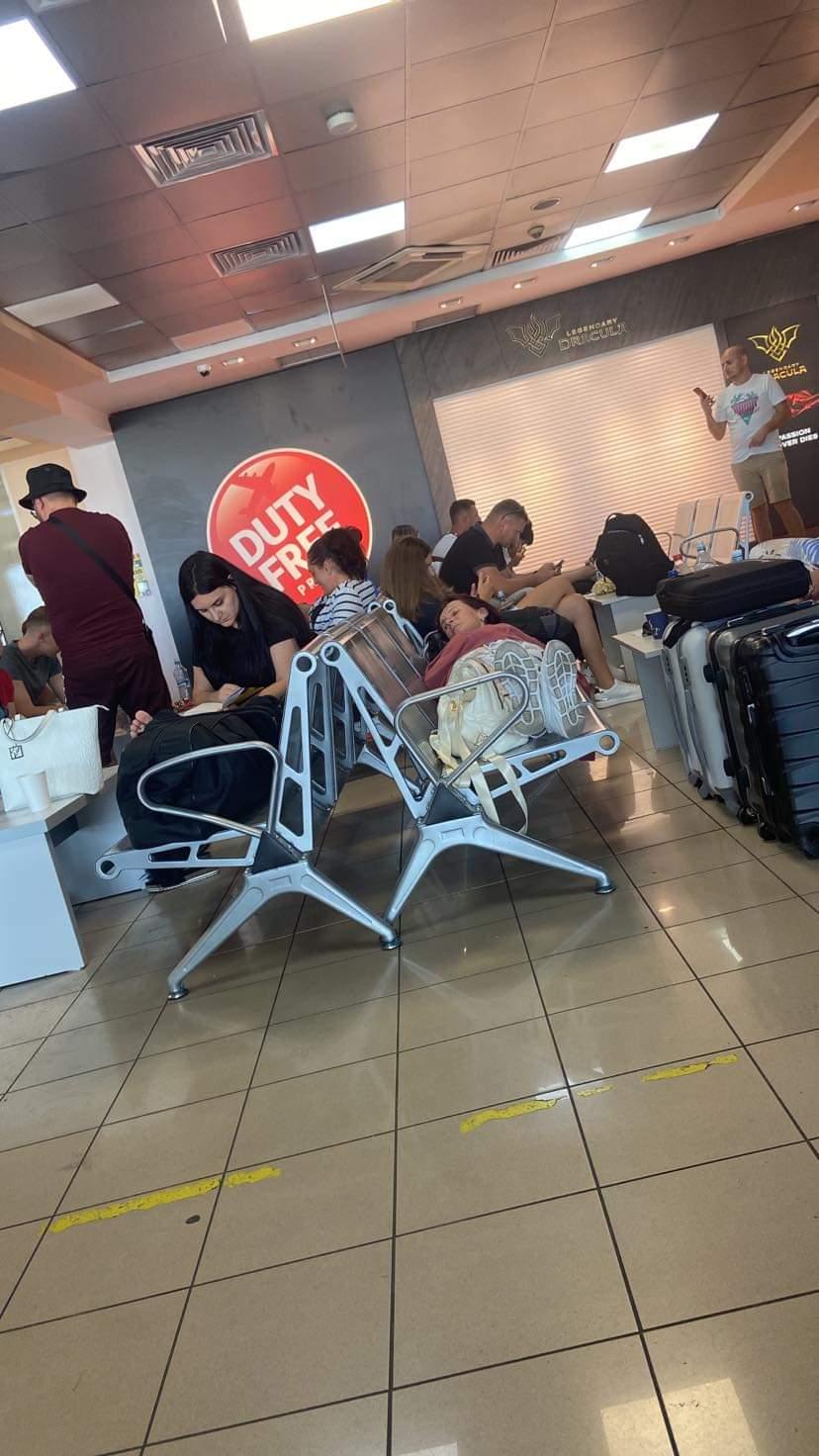 Scandal pe Aeroportul din Timişoara. Cursă amânată o zi şi jumătate. "Ne-au dat un voucher de 35 de lei" 781214