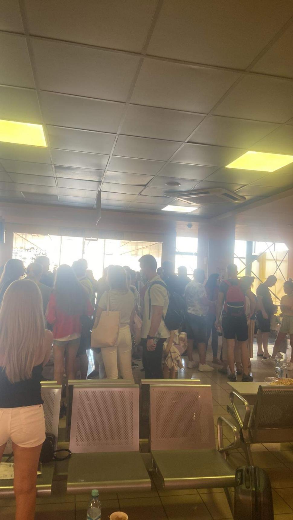 Scandal pe Aeroportul din Timişoara. Cursă amânată o zi şi jumătate. "Ne-au dat un voucher de 35 de lei" 781215