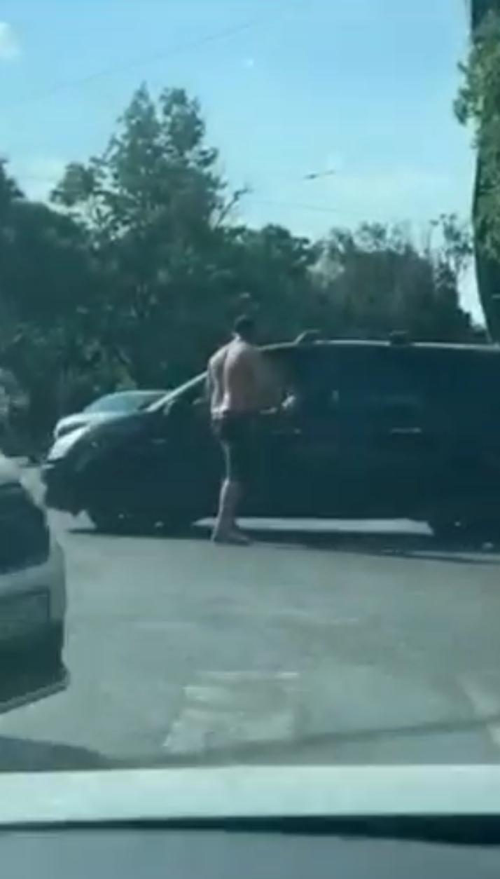 Bătaie între șoferi în plină intersecție, pe strada Barbu Văcărescu din București, filmată de un martor 781435