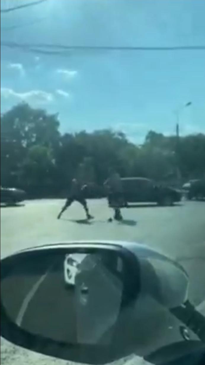 Bătaie între șoferi în plină intersecție, pe strada Barbu Văcărescu din București, filmată de un martor 781436