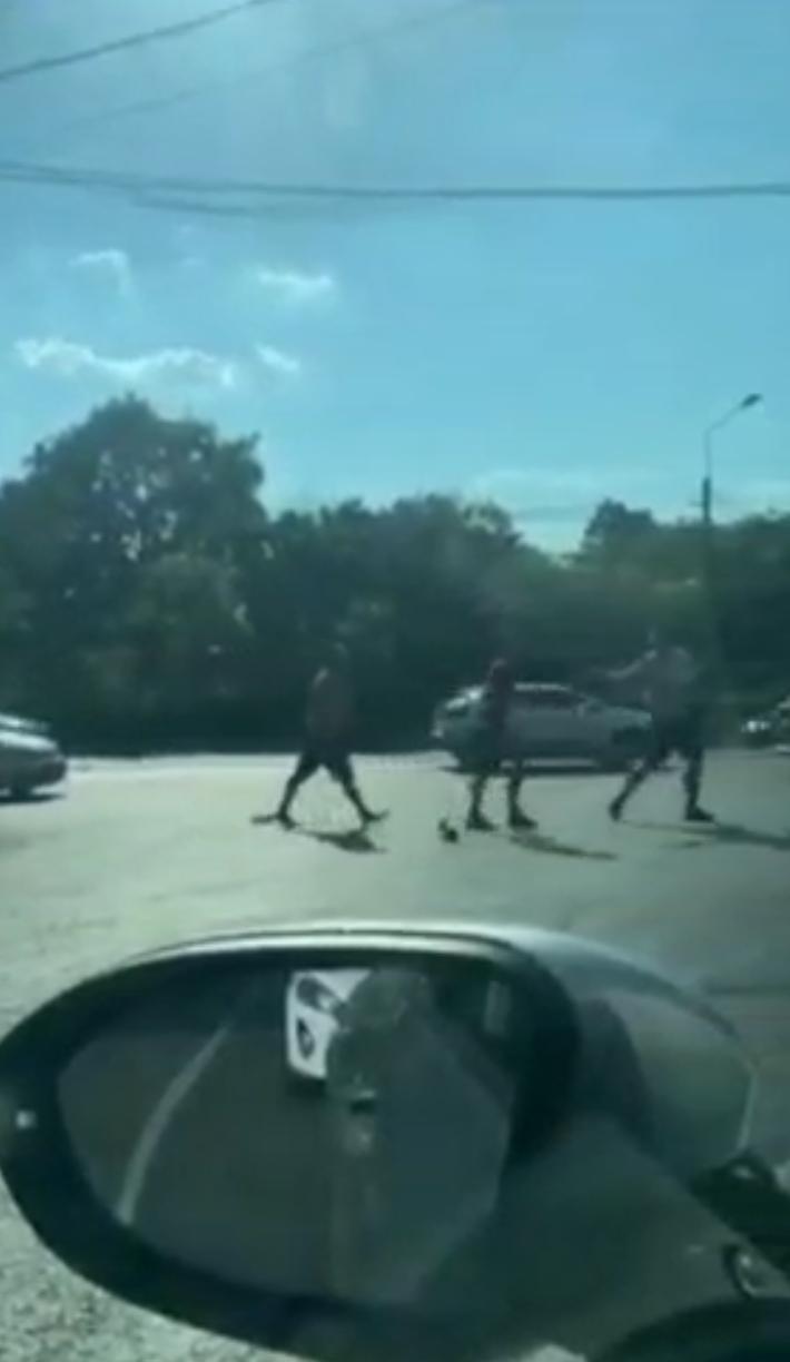 Bătaie între șoferi în plină intersecție, pe strada Barbu Văcărescu din București, filmată de un martor 781437