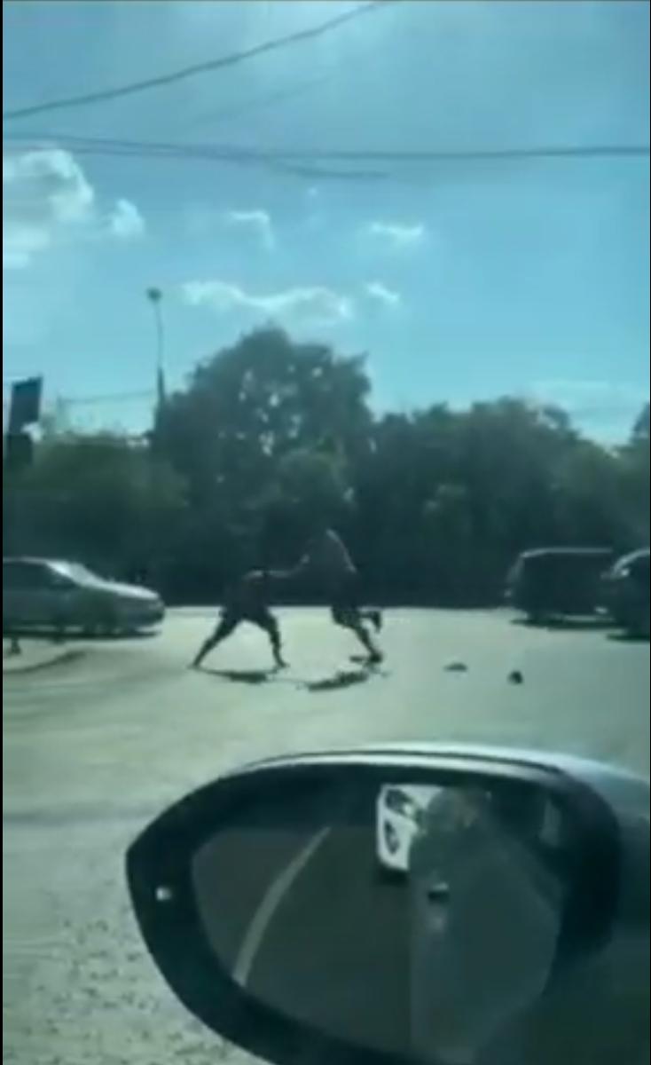 Bătaie între șoferi în plină intersecție, pe strada Barbu Văcărescu din București, filmată de un martor 781438