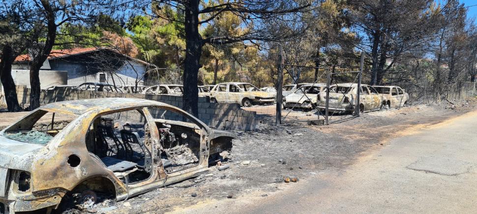 Grecii le mulţumesc în lacrimi pompierilor români: "Vă mulţumim tuturor pentru ajutor, suntem ca fraţii" | Imaginile dezastrului din Gryllos 781477