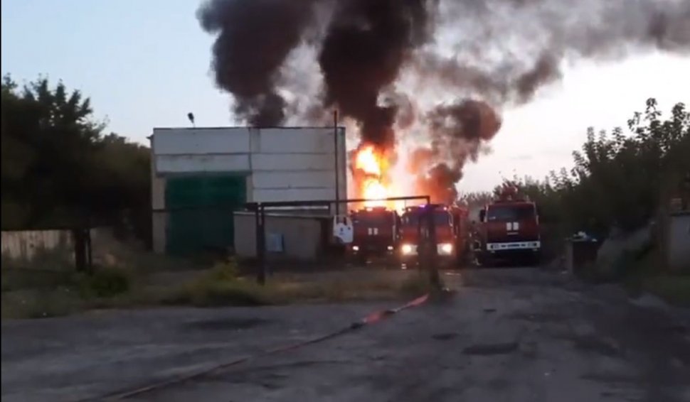 Incendiu uriaș în Donețk. Ce dezvăluie imaginile despre țința lovită de armata ucraineană